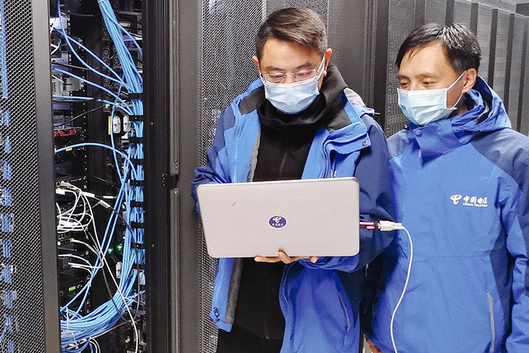 宗强在工作中（左一）。受访者供图
